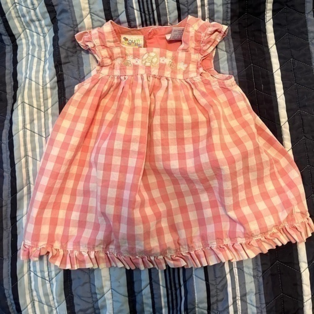 Vintage Girls Dress, Pink Gum Balls 0-3 months

Super cute, pink checkered